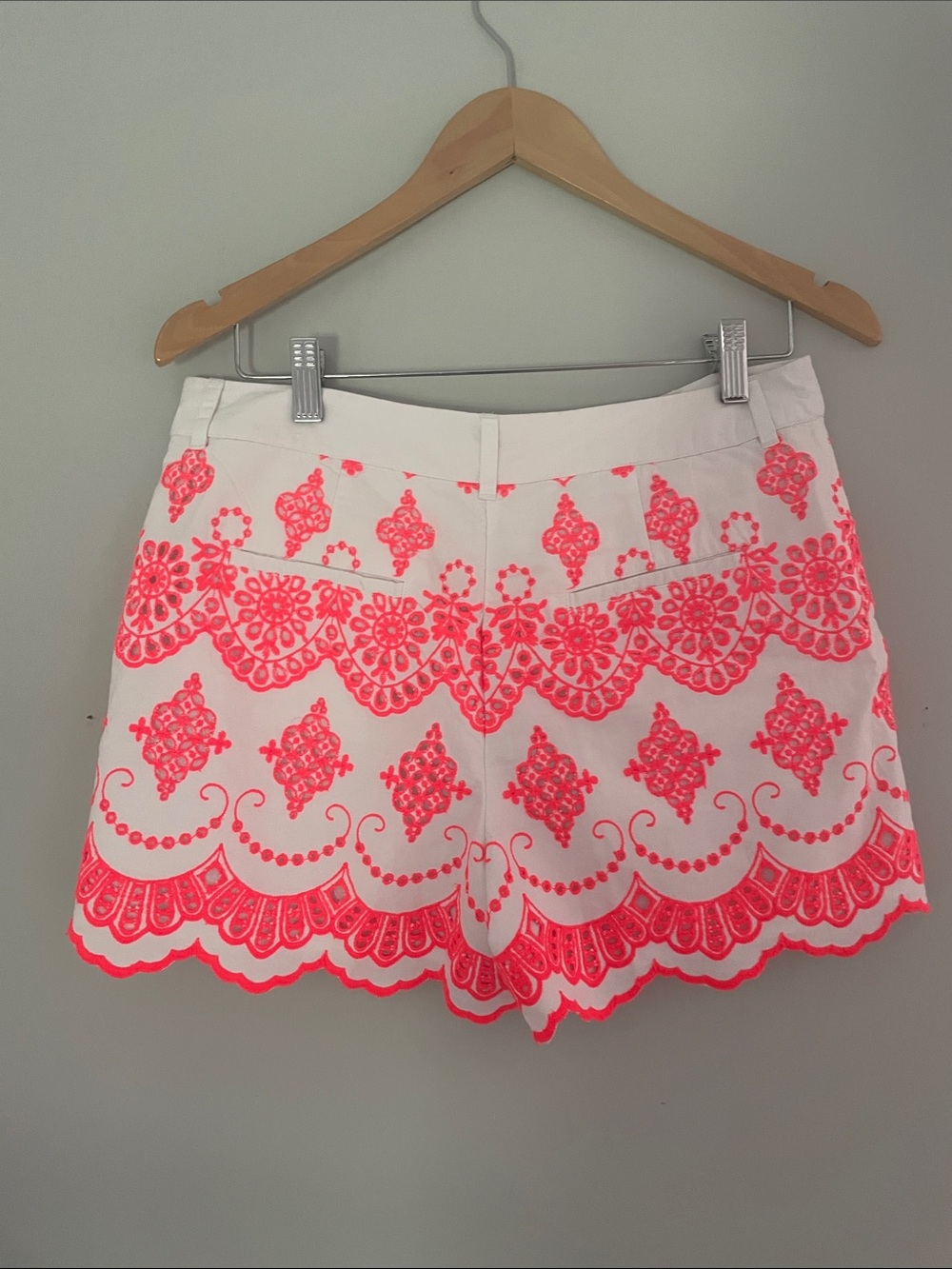 Boden White Shorts with Neon Pink Embroidery size: 6 - Picture 2 of 4